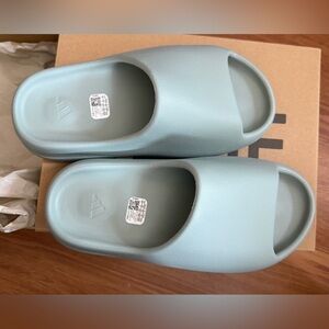 Yeezy Slide in “Salt”